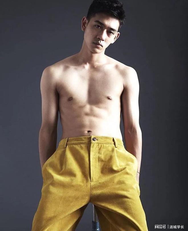 拍内裤写真肌肉身材实力强大k8凯发马竞赞助筋内男模(图1)